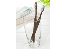 竹の歯ブラシは同社のシンボル